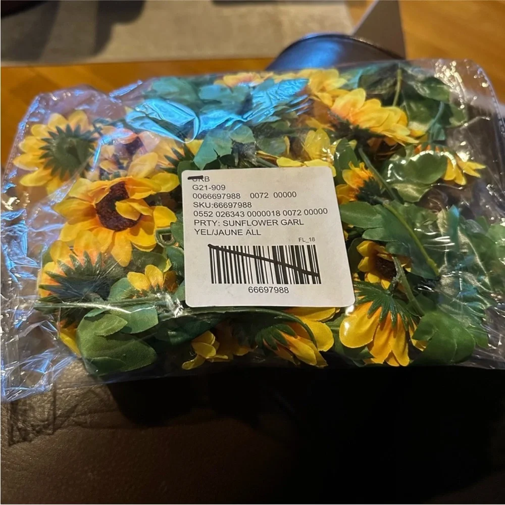 URBAN OUTFITTERS Sunflower Garland NEW